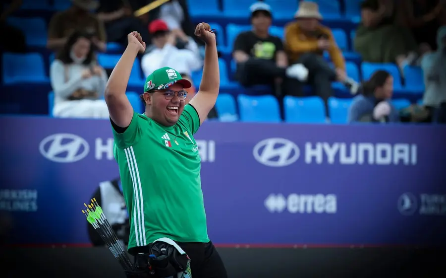 El arquero mexicano Sebastián García celebra su victoria al ganar la medalla de oro en la competencia de tiro con arco en Shanghái.