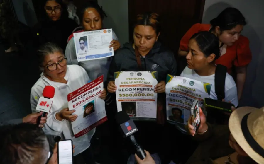 La titular de la Segob en una reunión de trabajo con integrantes de colectivos de familias buscadoras de personas desaparecidas en el país.