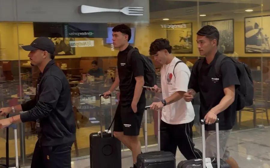 Los jugadores de la selección nacional son fotografiados a su llegada al lugar de la concentración del equipo.