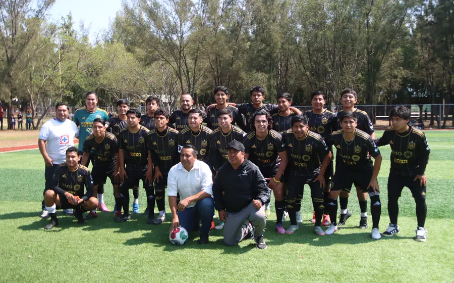 El equipo de fútbol de Xoxocotlán en acción durante el partido en casa, buscando su pase a la final de la categoría Mayor A.