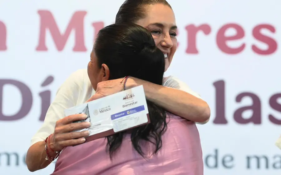 Sheinbaum durante la entrega de la Pensión Mujeres Bienestar, un programa social que beneficia a mujeres de entre 60 y 64 años de edad.