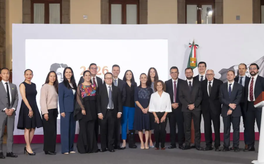 Claudia Sheinbaum anuncia una inversión de 21 mil millones de pesos por parte de empresas para impulsar la producción de medicamentos en la industria farmacéutica.