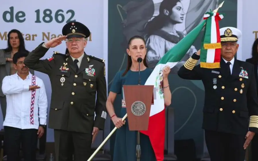 Claudia Sheinbaum durante un mensaje donde critica a quienes buscan respaldo en potencias extranjeras para influir en el gobierno de México.