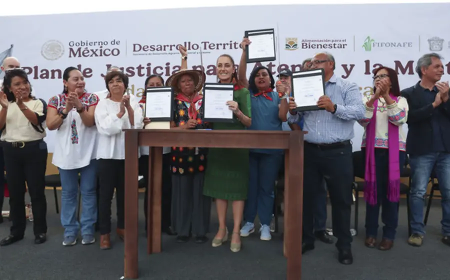 La presidenta Claudia Sheinbaum durante el evento de formalización de la restitución de 54 hectáreas de tierra en San Salvador Atenco, Estado de México.