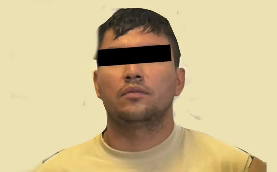 Keny G.R.C., de 30 años, sicario infiltrado en la Sedena que laboraba en el AIFA, tras ser capturado por el delito de homicidio.