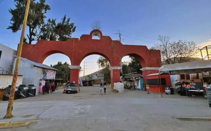 Vendedores ambulantes con sus puestos instalados en el Parque del Amor, mostrando la ocupación del espacio público que las autoridades buscan recuperar.