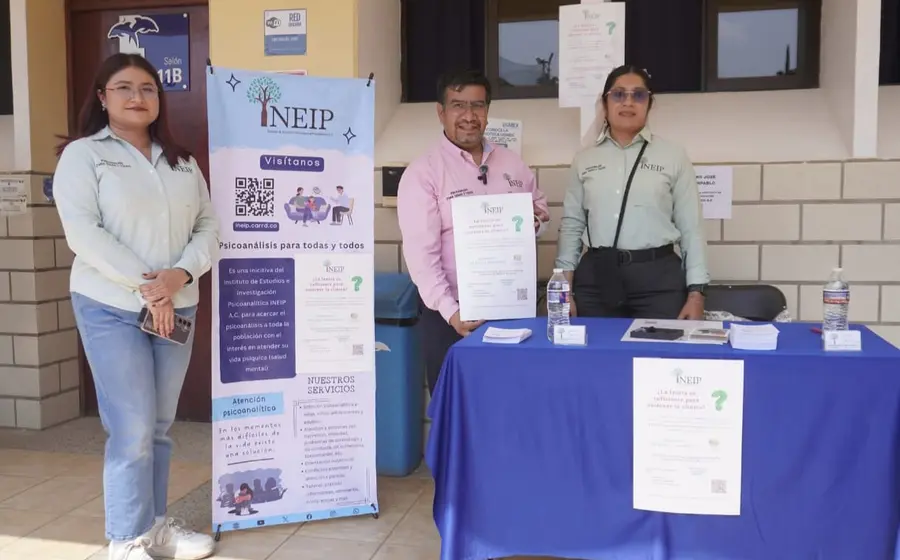 Stand informativo del Instituto INEIP A.C. en la Universidad UGMEX Campus Oaxaca durante la celebración del Día del Profesional de la Psicología.