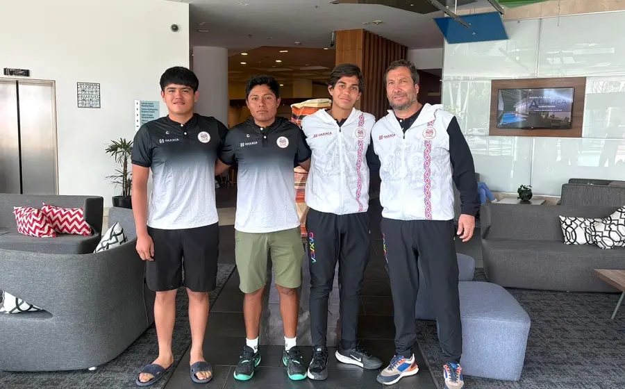 El equipo de tenistas oaxaqueños posa para una foto de grupo junto a su entrenador y el delegado, listos para competir en la Olimpiada Nacional.