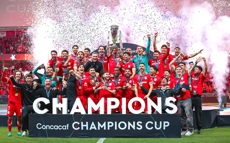 El equipo de fútbol Toluca celebra levantando el trofeo de la Concacaf Champions Cup tras coronarse campeones del torneo.