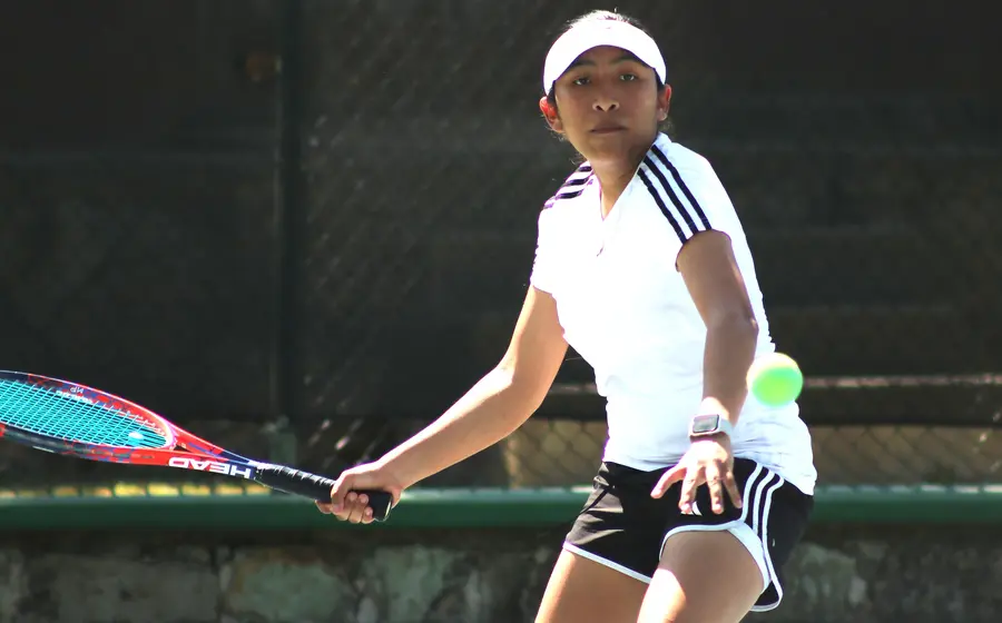 Jóvenes tenistas oaxaqueños compiten en la cancha durante el Torneo Nacional de Tenis Grado 2 que se celebra en el estado.