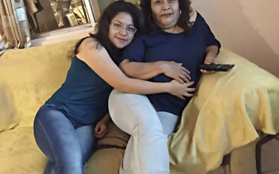 Una imagen emotiva que representa el amor y sacrificio de una madre, cuyo tiempo, esfuerzo y entrega son el mayor regalo para sus hijos.