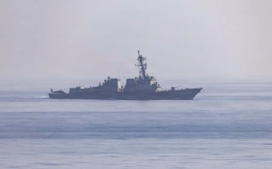 Un buque de la marina estadounidense en el Estrecho de Ormuz, donde Trump pausó la misión naval por negociaciones con Irán.