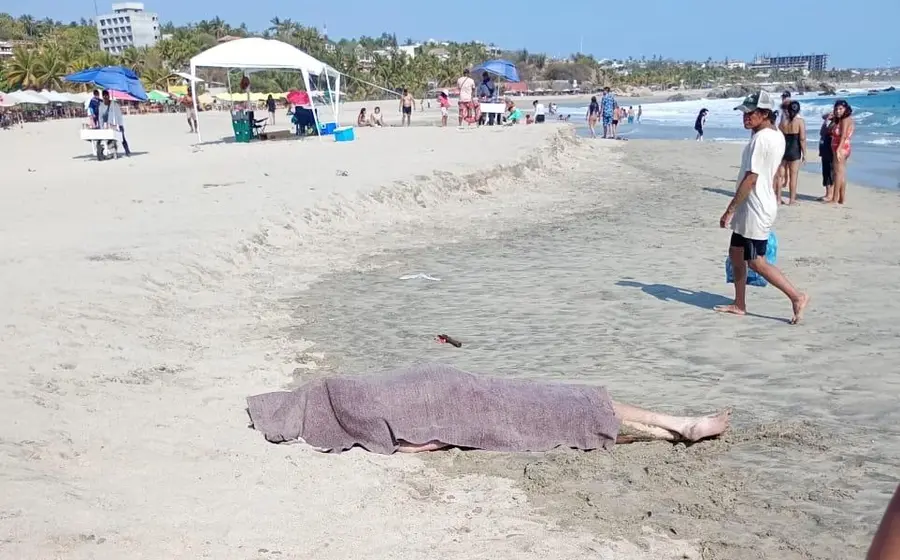La Playa Marinero en Puerto Escondido, donde un turista estadounidense murió al ser arrastrado por la fuerte corriente del mar.