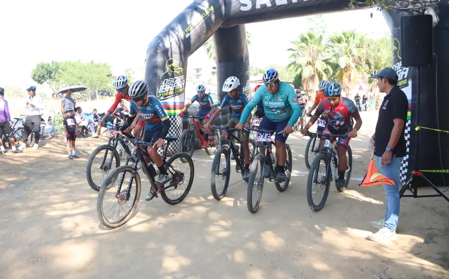 Jóvenes ciclistas compiten en la última etapa del Serial Pequeños Guerreros Ciclistas, un evento de ciclismo de montaña realizado el pasado domingo.