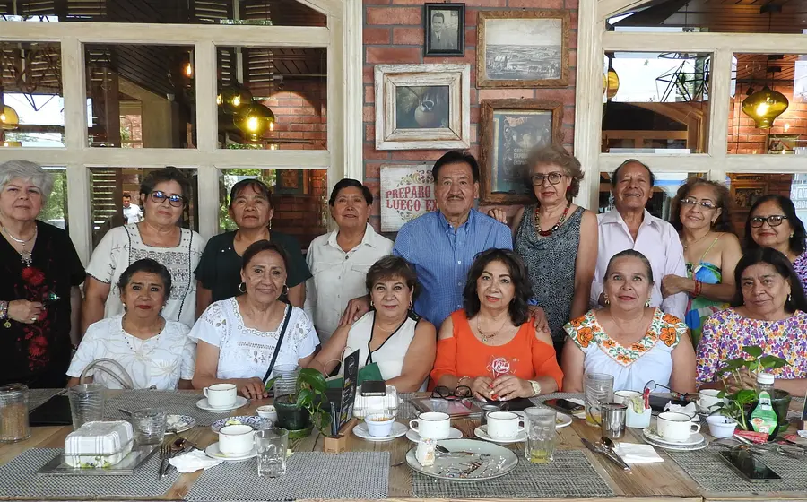 Virginia Meixueiro celebra su cumpleaños durante una reunión con café, sonriendo rodeada del cariño de sus amigos jubilados del IEEPO.