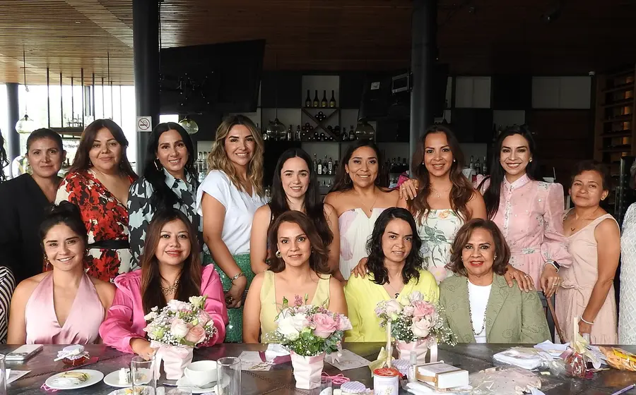 Viridiana Paz Cervantes, la futura mamá, posa de pie y sonriente junto a su grupo de mejores amigas durante su baby shower.
