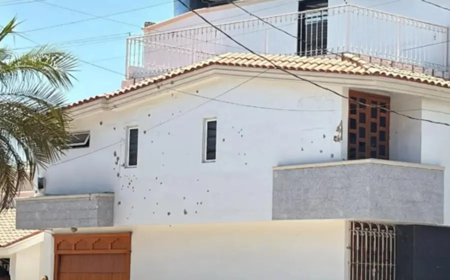 Fachada de la vivienda deshabitada en Sinaloa, vinculada a Rubén Rocha Moya, que presenta impactos de bala tras ser rafagueada por un comando.