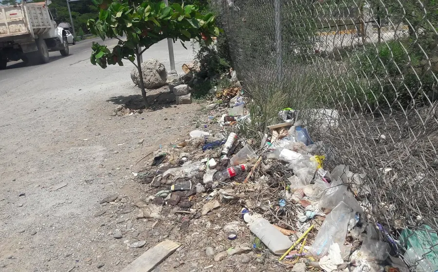Un predio abandonado en Tehuantepec, lleno de basura y escombros, que se ha convertido en un basurero clandestino y foco de inseguridad.