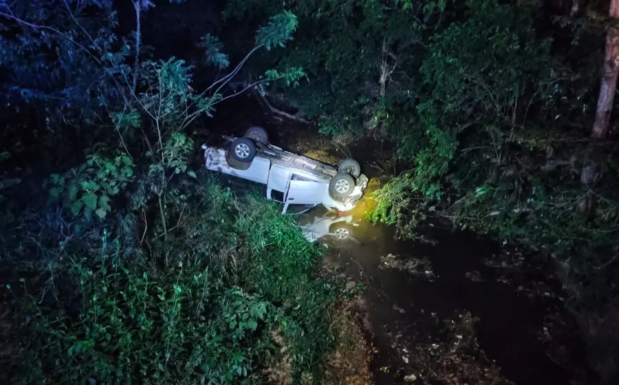Una camioneta volcada en un barranco tras un aparatoso accidente en la carretera 147, cerca del puente Yaveo en Tuxtepec, que dejó una persona sin vida.