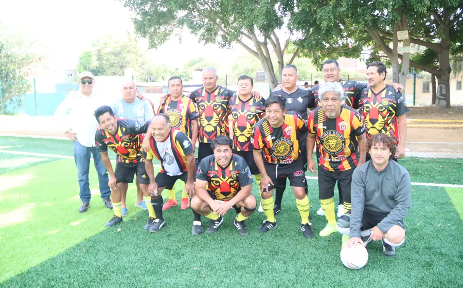 Jugadores del equipo Zapatoc celebran en la cancha su victoria por remontada épica durante el partido inaugural del torneo de la temporada.