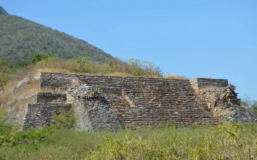 El sitio arqueológico de Guiengola muestra un visible estado de deterioro y abandono, resultado de constantes invasiones y saqueos en la zona.