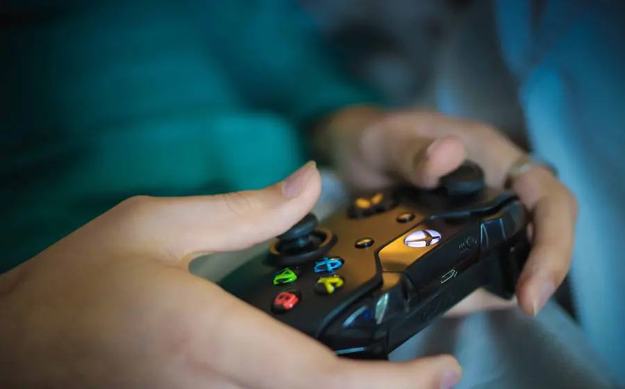Operando control de video juego