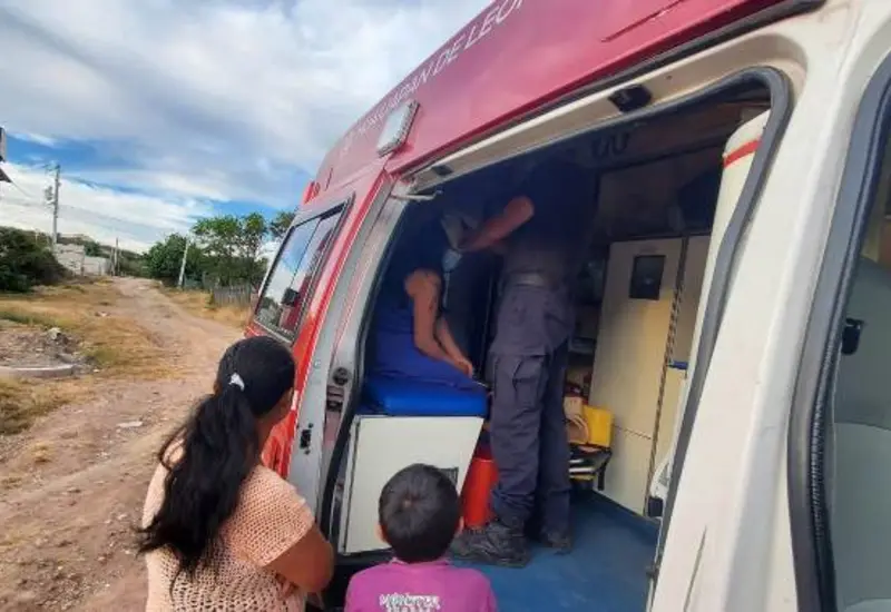 Mujer recibiendo atención médica