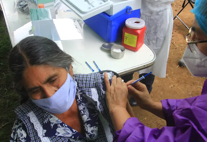 Mujer de la tercera edad siendo vacunada.