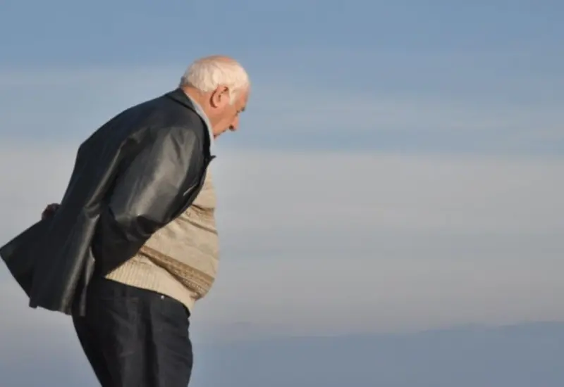 abuelo cuida a nieto 