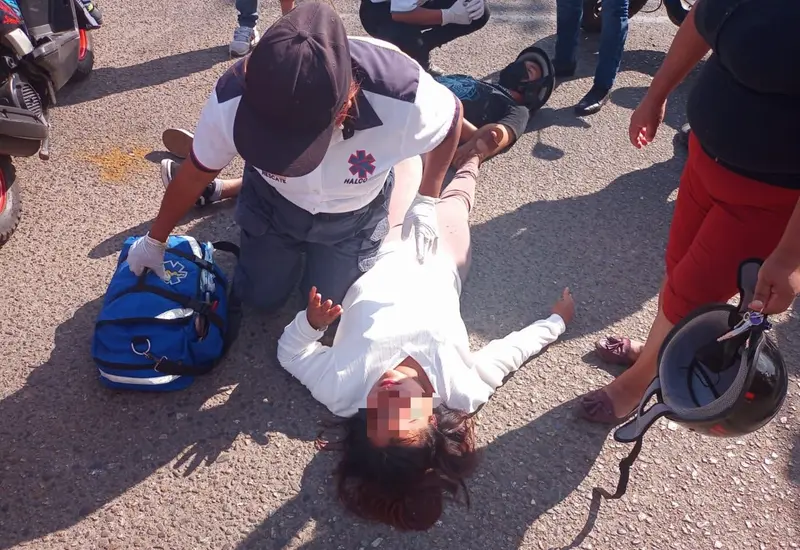 Cuerpo médico auxiliando a persona