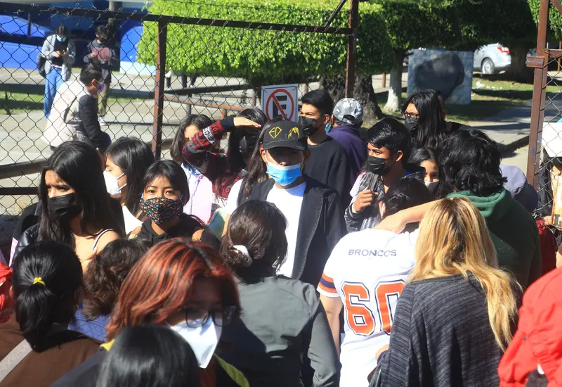 Adolescentes en fila para vacunarse.