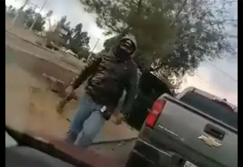 Al parecer la mujer se dirigía a su trabajo cuando fue interceptada por un conductor armado.