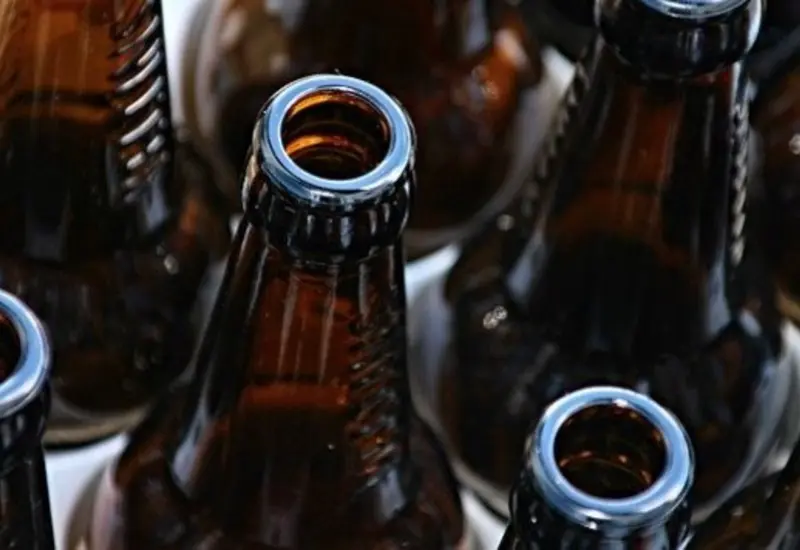 La iniciativa propone que se impriman en los envases, etiquetas y empaques de las bebidas alcohólicas, imágenes o pictogramas de advertencia e impacto preventivo sobre el uso nocivo del alcohol.