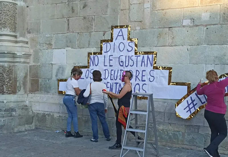 Árbol navideño y patrulla feminista