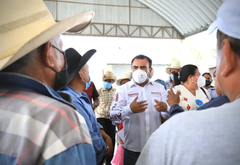 Armando Contreras y militante. 