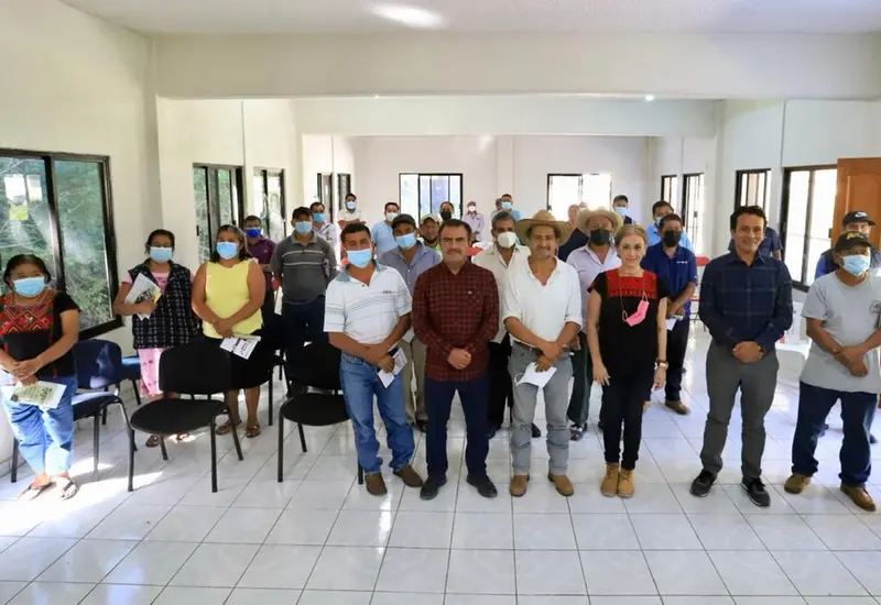Armando Contreras y militantes.