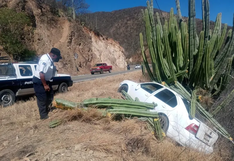 Auto estampado y policía