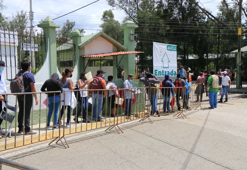 Personas haciendo fila para vacuna