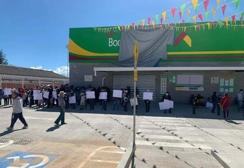 Bloqueo en Nochitxtlán por tienda trasnacional 
