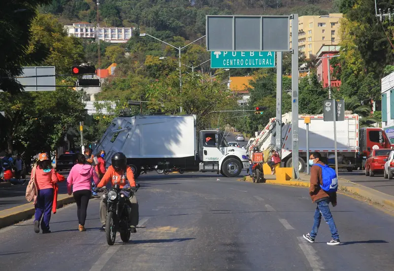 Camiones de basura bloqueando