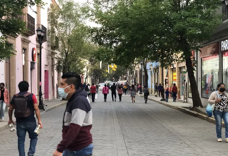 Gente caminando en calles de Oaxaca