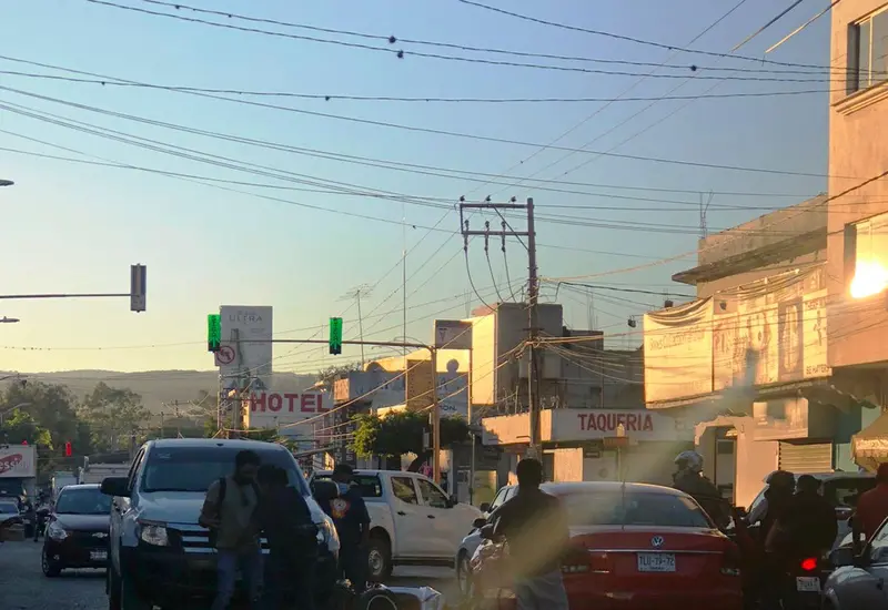 Choque entre vehículos y moto