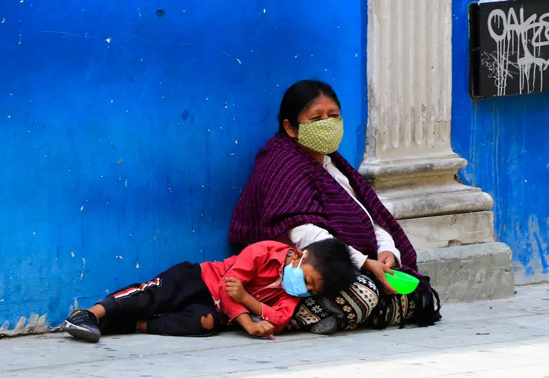 Mujer vendiendo en la calle