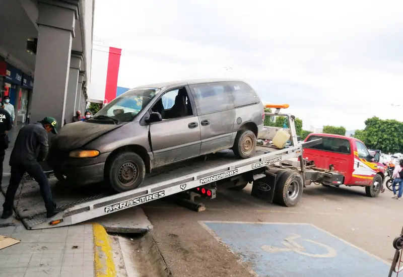Camioneta choca en Banorte Oaxaca