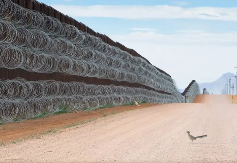 Muro con alambre de puas 