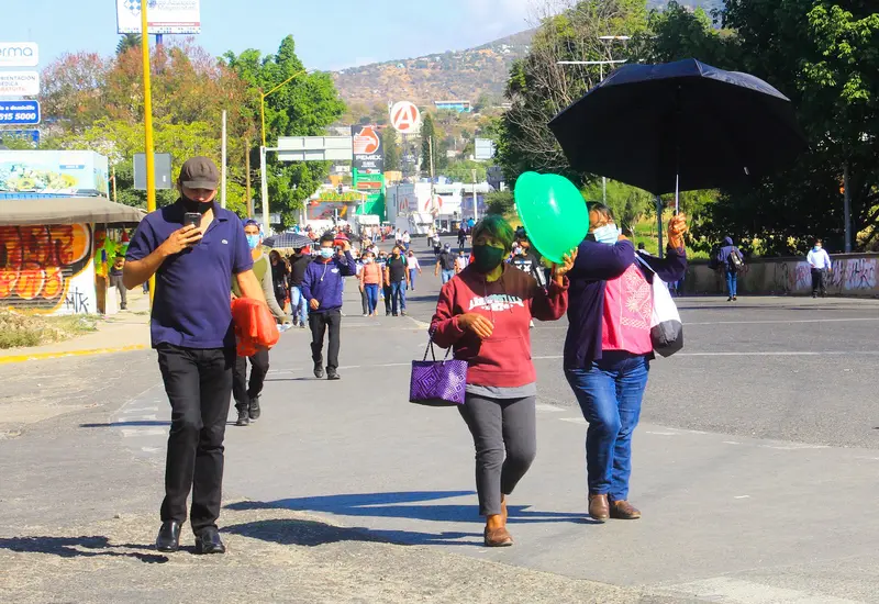 Gente caminando en calles de Oaxaca