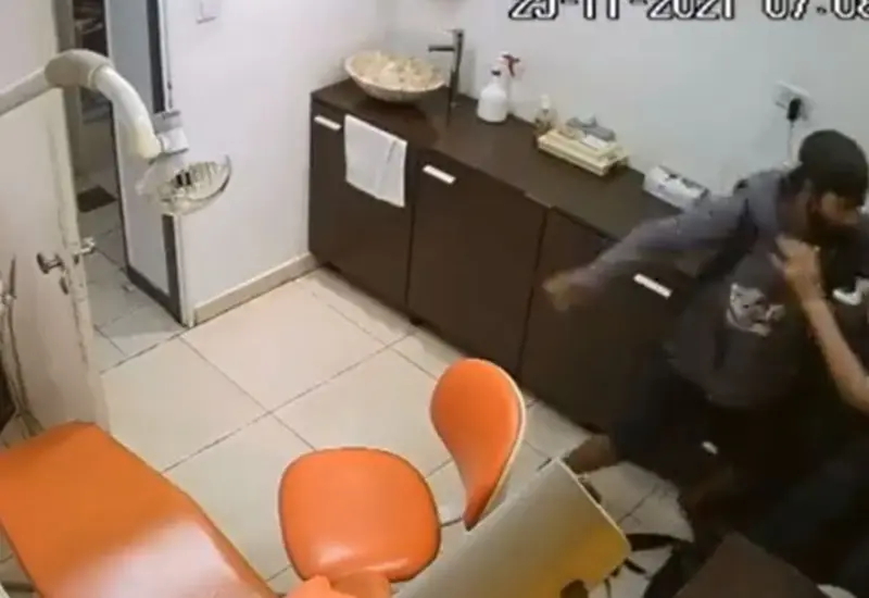 Captura del video donde un ladrón golpe a anciana