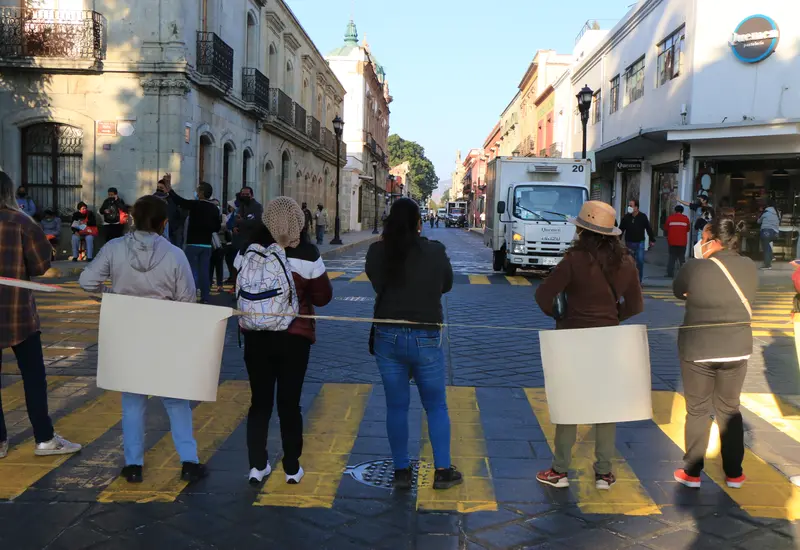 Personas bloqueando calles