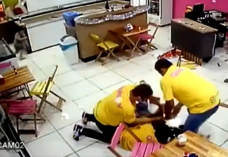 El presunto ladrón ingresa al negocio y amenaza a la cajera, pero otro empleado se percata de la situación y lo toma por sorpresa.