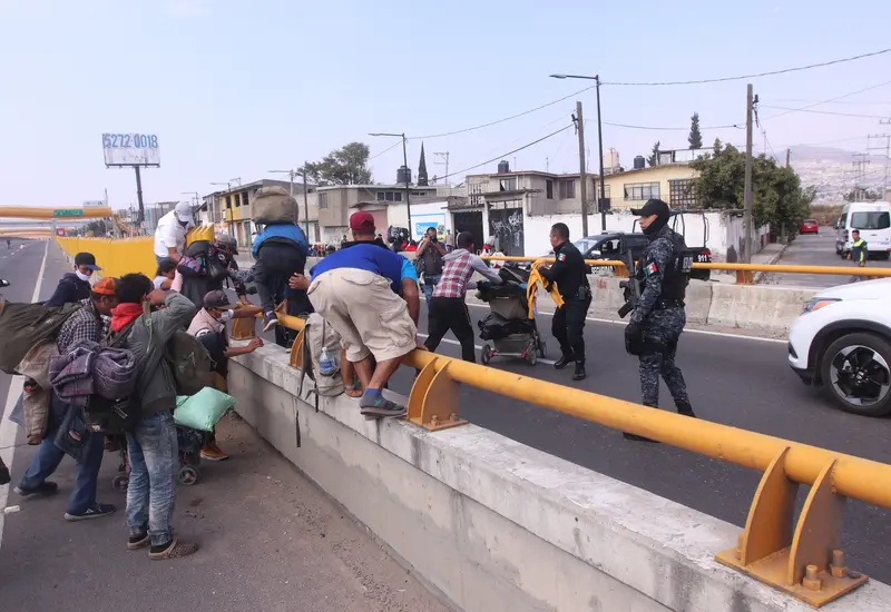 Migrantes contra policías en CDMX